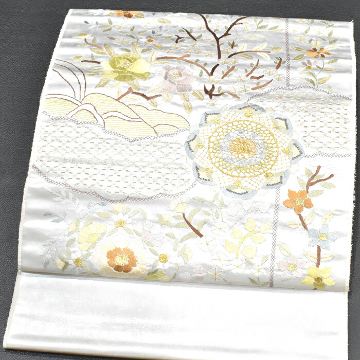 フォーマル用 中国刺繍 汕頭刺繍 蘇州刺繍 引箔 名古屋帯 九寸帯 シルバー【お仕立て代無料＆送料無料＆代引料無料】新品 付下げ用 色無地用 礼装小紋用 お太鼓と腹部分以外は銀地ではありません。染めや織りの柄は無く柄は全て刺繍で出来ています。おおむね絹。