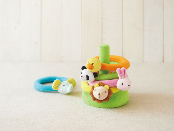 【P10倍&1000円OFFクーポン 4/14 20:00-4/15 23:59】【在庫限り】ふわふわなげっこ　知育玩具 知育グッズ 1歳 おもちゃ 輪投げ わなげ 動物 かわいい 布製 やわらかい ラトル ガラガラ 洗濯可能 出産祝い プレゼント 誕生日 エド・インター(カタ外)