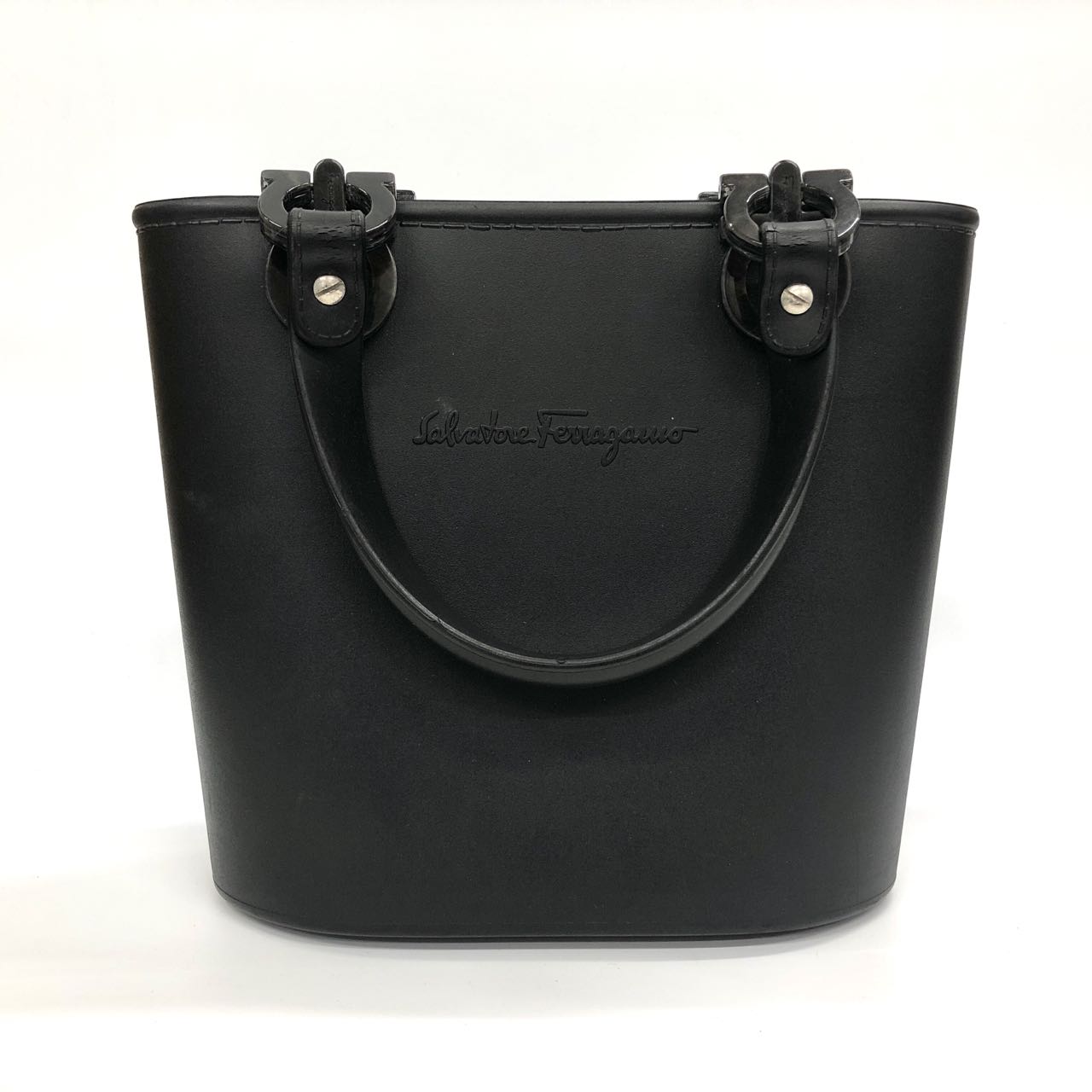 [USED/中古]Salvatore Ferragamo サルヴァトーレフェラガモ ハンドバッグ ガンチーニ金具 バケツ型 ブラック ラバー 21 7144 ブラック金具 Aランク【中古】｜Warashibe_Casanova