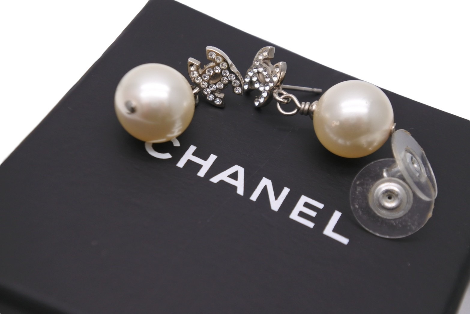 Chanel A20B ロゴ シグネチャー ラインストーン ピアス アクセサリー  シルバー (210790