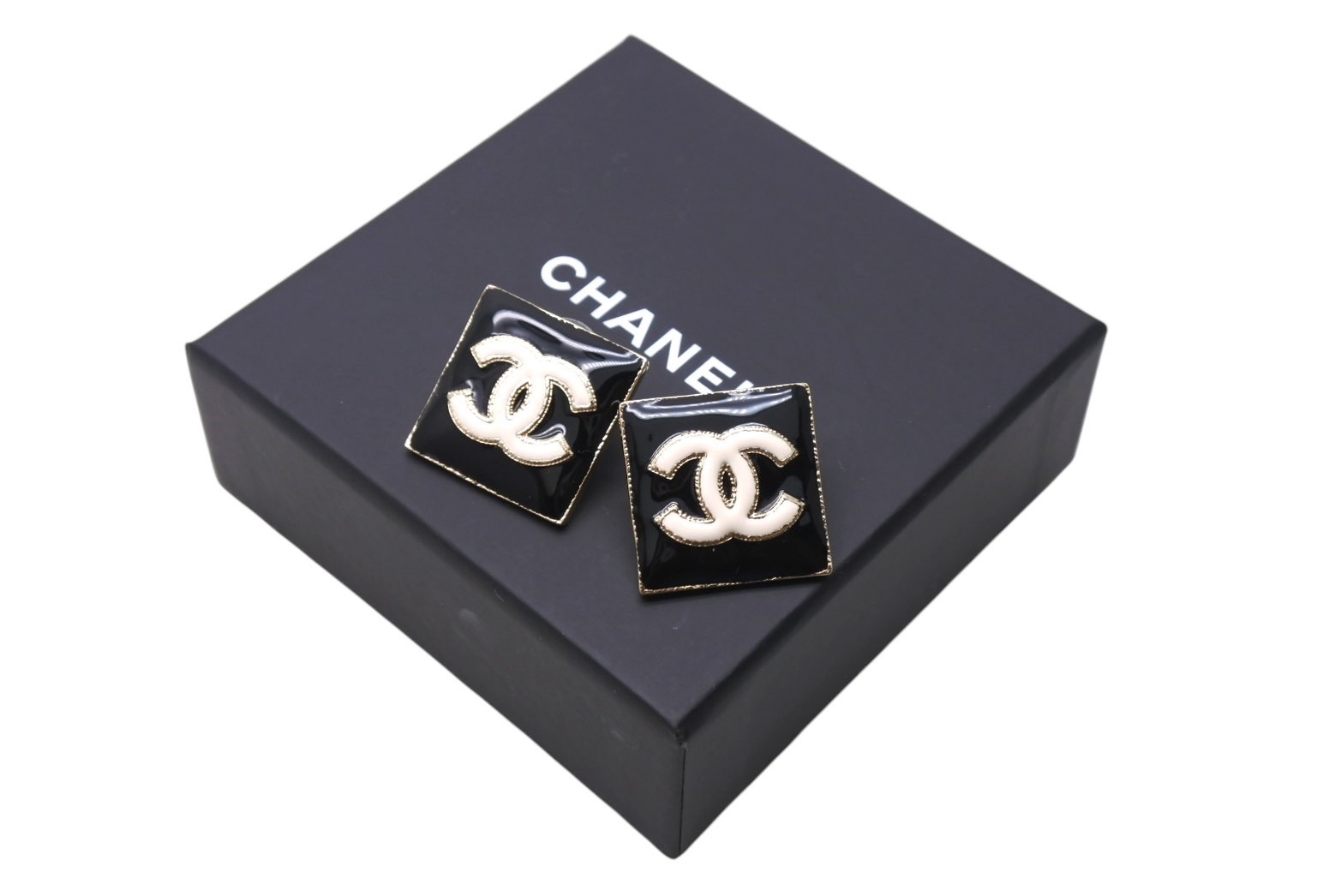 新品未使用 CHANEL シャネル ピアス ココマーク B22A ブラック ホワイト シルバー金具 中古 4c069424｜Warashibe_Casanova