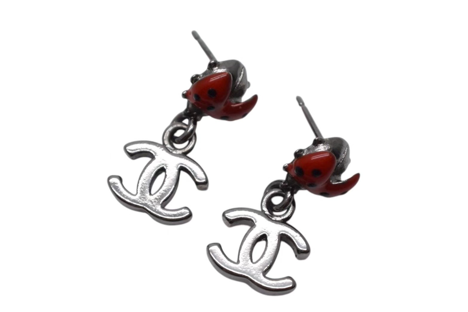 CHANEL シャネル てんとう虫 シルバーカラー スイング 両耳 ピアス CHANEL シャネル てんとう虫 シルバーカラー スイング 両耳