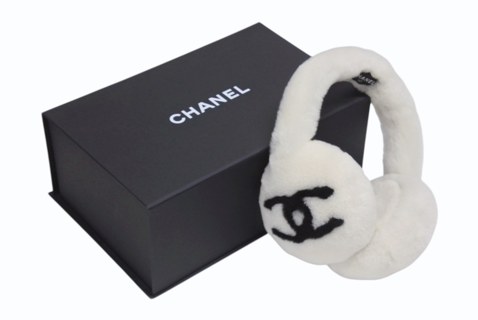 CHANELシャネルイヤーマフ【新品未使用】 CHANEL - 値下げ！新品未使用 シャネル イヤーマフ 黒白 CCロゴ