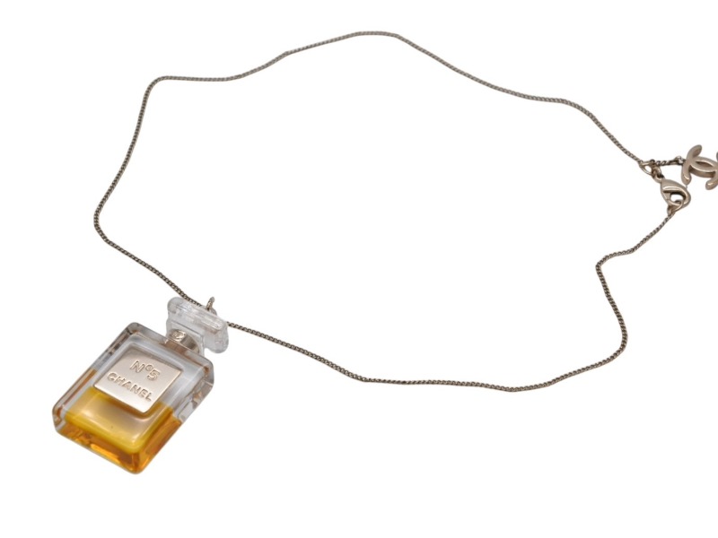 【CHANEL】シャネル　香水　N°19 モチーフ ネックレス　レザー×GP CHANEL/シャネル】 香水瓶 ロング No19 ネックレス GP 61.6g 82cm