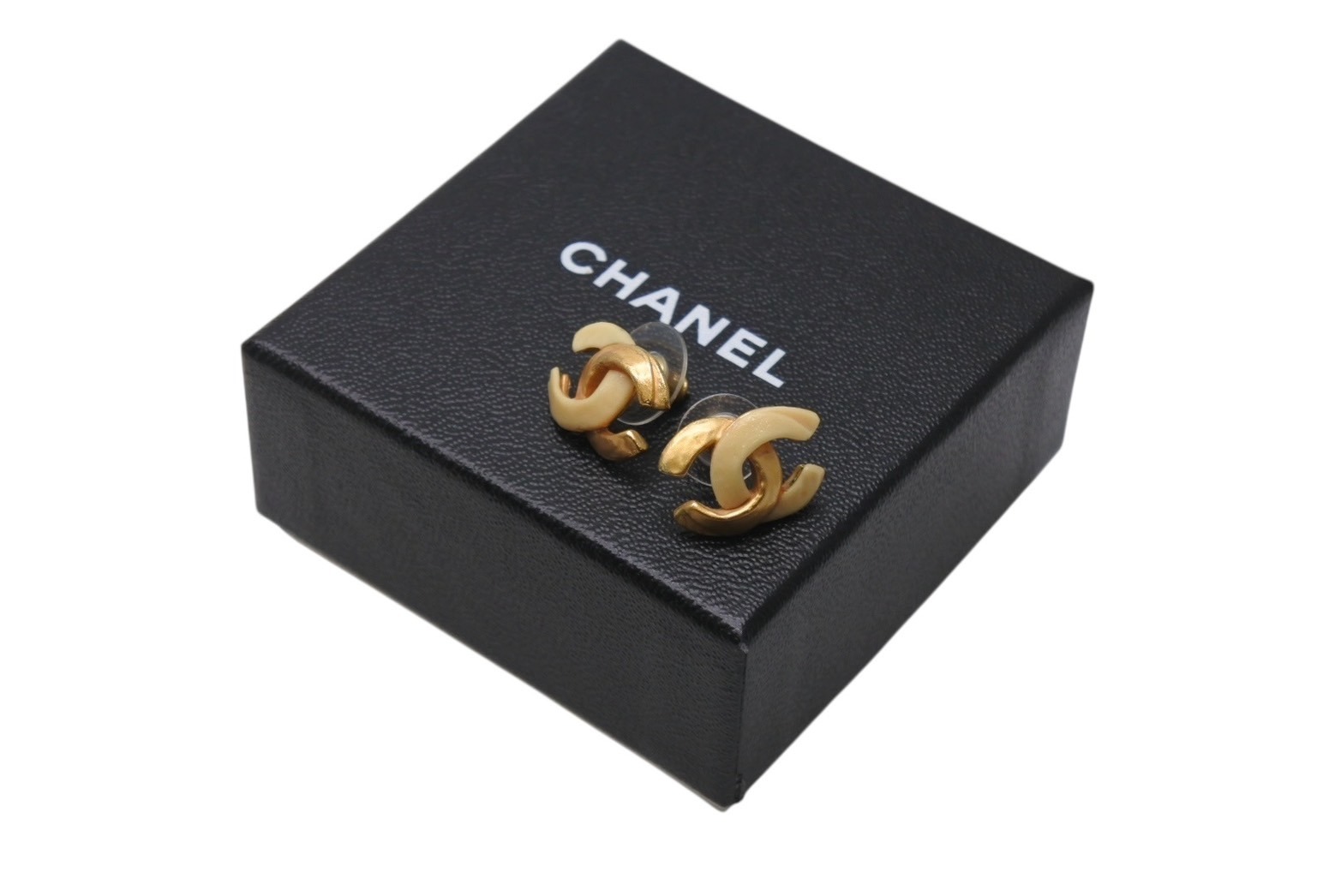 極美品 CHANEL シャネル Coco Mark ココマーク ピアス 00T 刻印 1.8g アイボリー ゴールド カラー アクセサリー 中古 4b006476｜Warashibe_Casanova