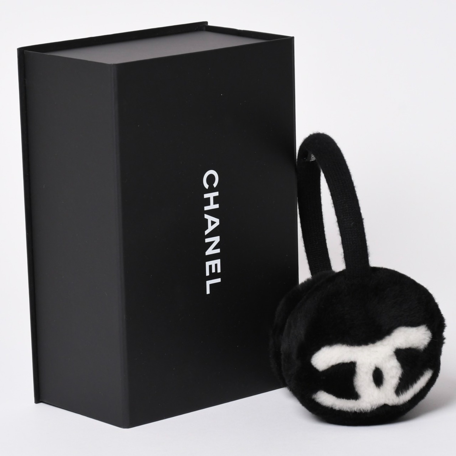 極美品 CHANEL シャネル COCO NEIGE ココ ネージュ イヤーマフ ココマーク シアリング ブラック ホワイト 中古 4b013341｜Warashibe_Casanova