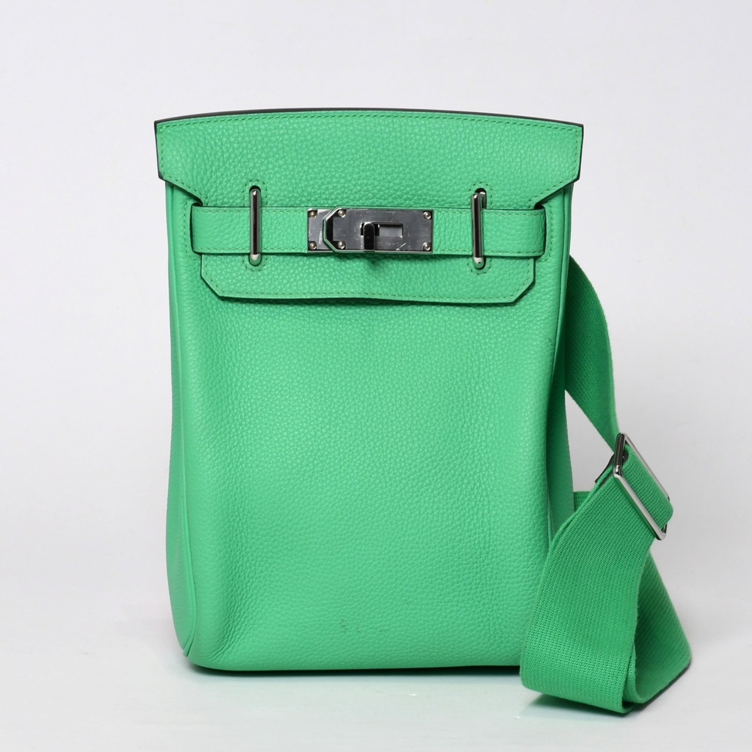 新品同様 エルメス HERMES アッカドPM B刻印 ワンショルダーバッグ ヴェールコミック トゴ 新型 シルバー金具 中古 4b014108|Warashibe_Casanova