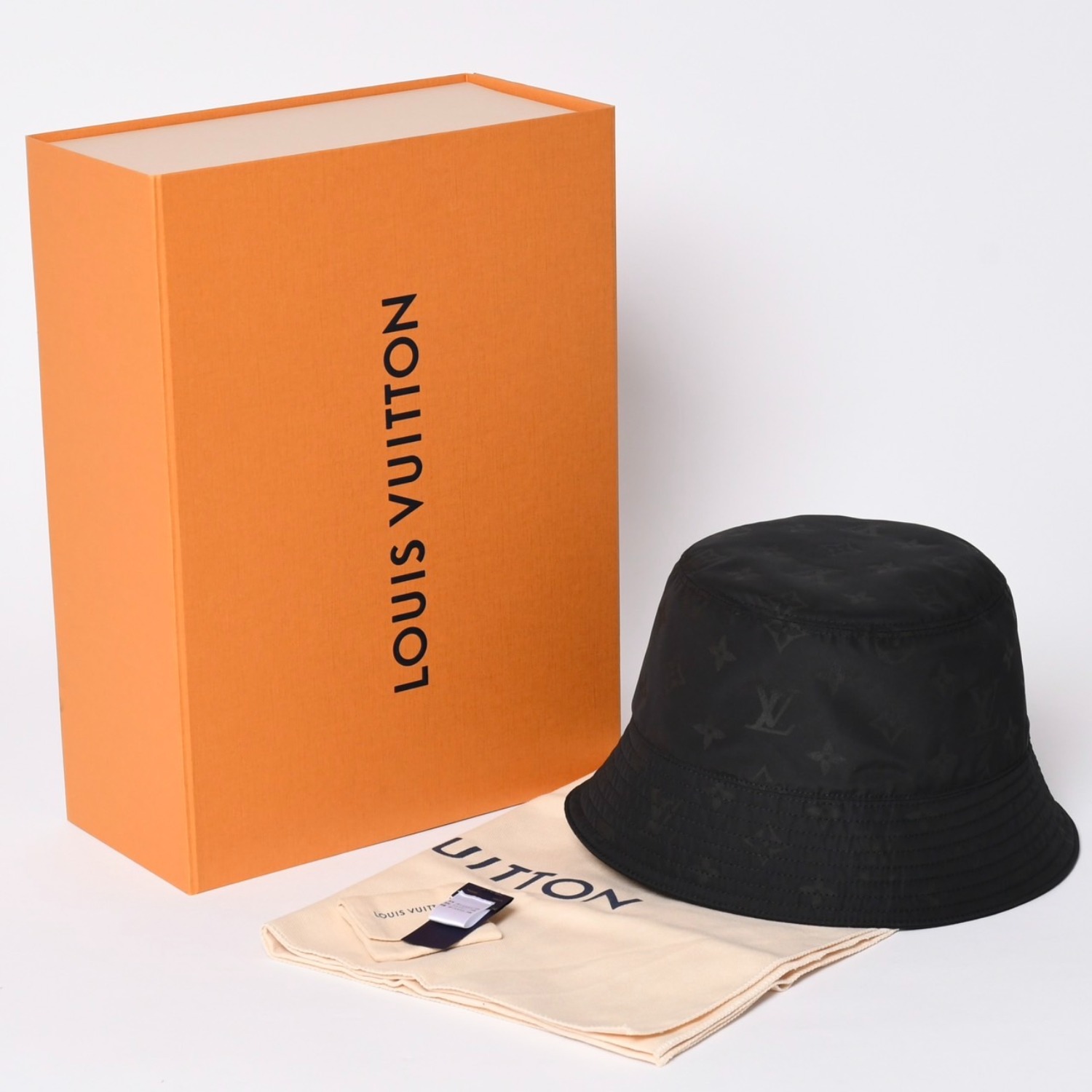 極美品 LOUIS VUITTON ルイヴィトン バケットハットモノグラムブラスト M5273L ブラック ハット 撥水加工 キャップ リバーシブル仕様 中古 4a001938｜Warashibe_Casanova