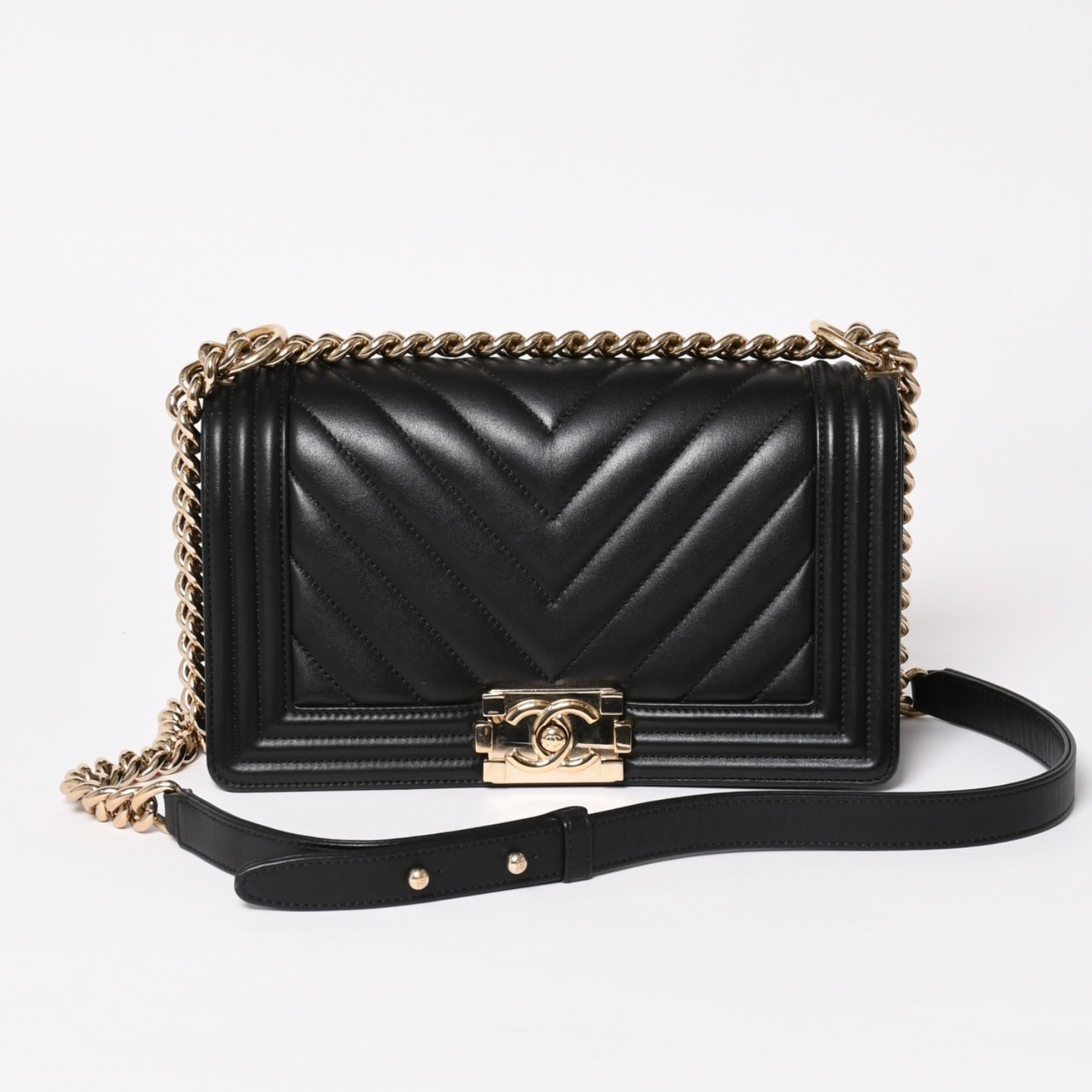 極美品 CHANEL シャネル ボーイシャネル チェーンショルダーバッグ 27番台 V字ステッチ シェブロン ココマーク ラムスキン ブラック 2way ゴールド金具 中古 4a003663|Warashibe_Casanova