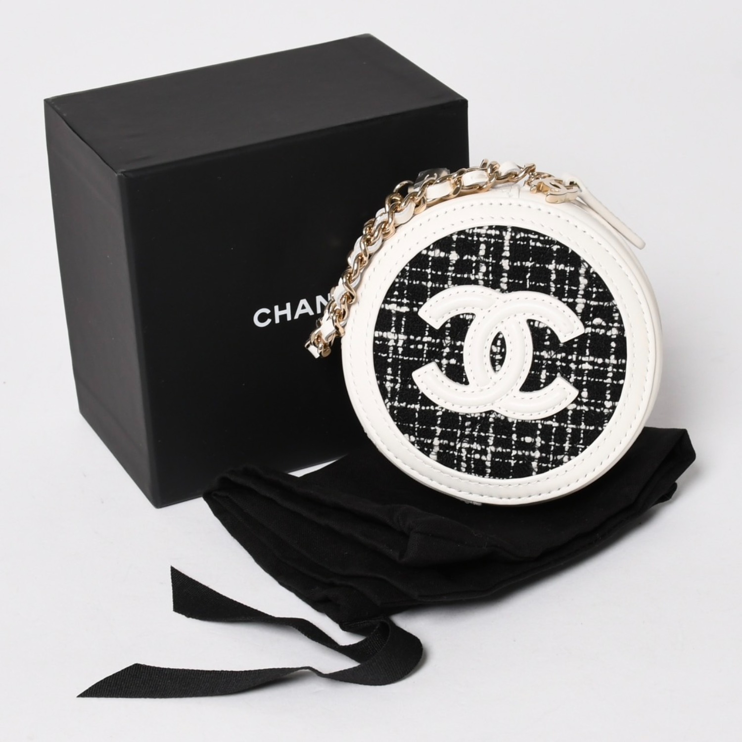新品同様品 CHANEL シャネル ラウンドチェーンポーチ ココマーク ランダム番台 ブラック ホワイト ツイード レザー シルバー金具 中古 4a004469|Warashibe_Casanova