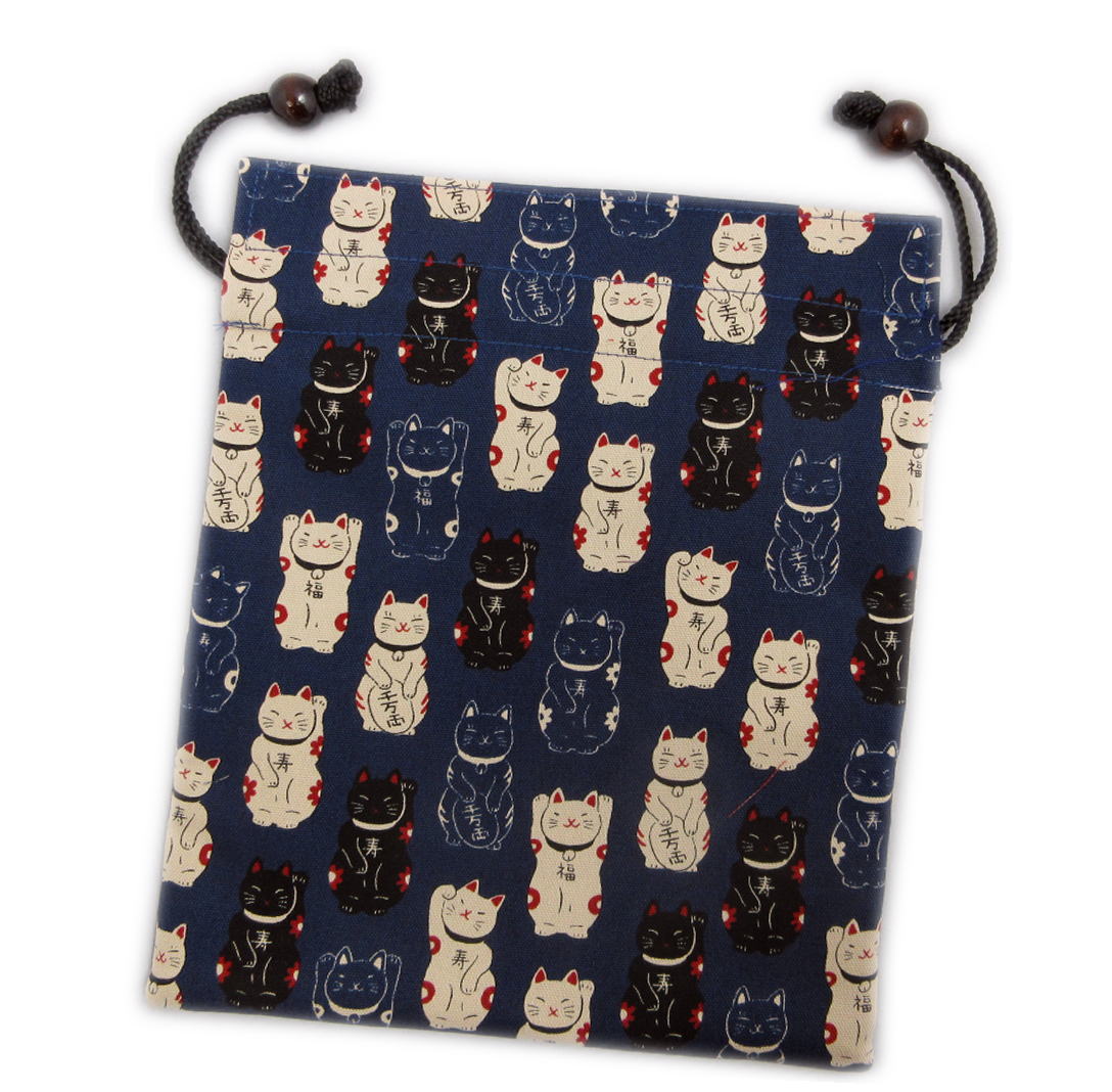 高品質の激安 メンズ レディース 日本製 女性用 ねこ 和柄 浴衣 男性用 キッズ 小物入れ 甚平 福あつめ招き猫濃紺 ネコ 平巾着 子供用 巾着袋 木玉付 着物 和服