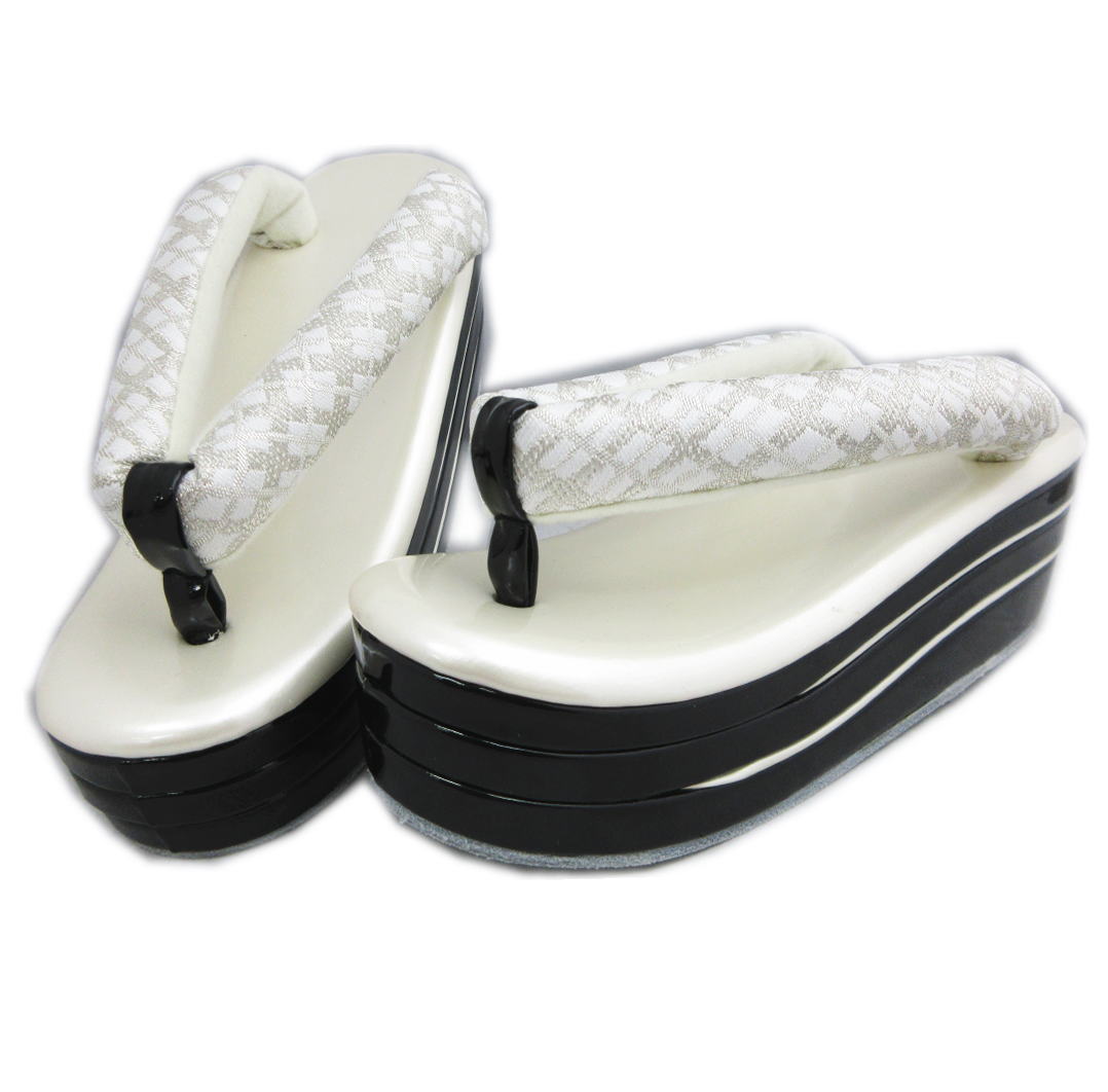 草履 ぞうり 厚底ヒール 白黒台 銀ラメ地白レース鼻緒 フリー 24ｃｍ こっぽり風 振袖 成人式 卒業式 袴 着物 訪問着 ゾウリ 振袖用 女性用 楽天市場】草履 ぞうり 厚底ヒール 白黒台 銀ラメ地白レース鼻緒