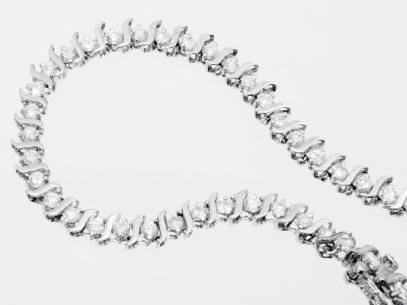【楽天市場】【NEW】 高品質なフルダイヤモンド・テニス・ブレスレット - Bracelet -無色・透明 白光を撒き散らす大量1.50ctの
