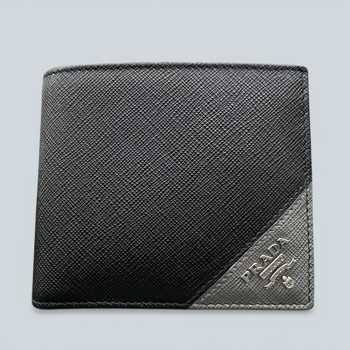 PRADA 展示品級 プラダ サフィアーノ ロゴ メタル 二つ折り財布 2MO738 レザー ブラック グレー バイカラー コンパクトウォレット カードケース ミニ財布 トライアングル 箱付き ギフト プレゼント 美品 SAランク 中古 鑑定済 プラダ財布