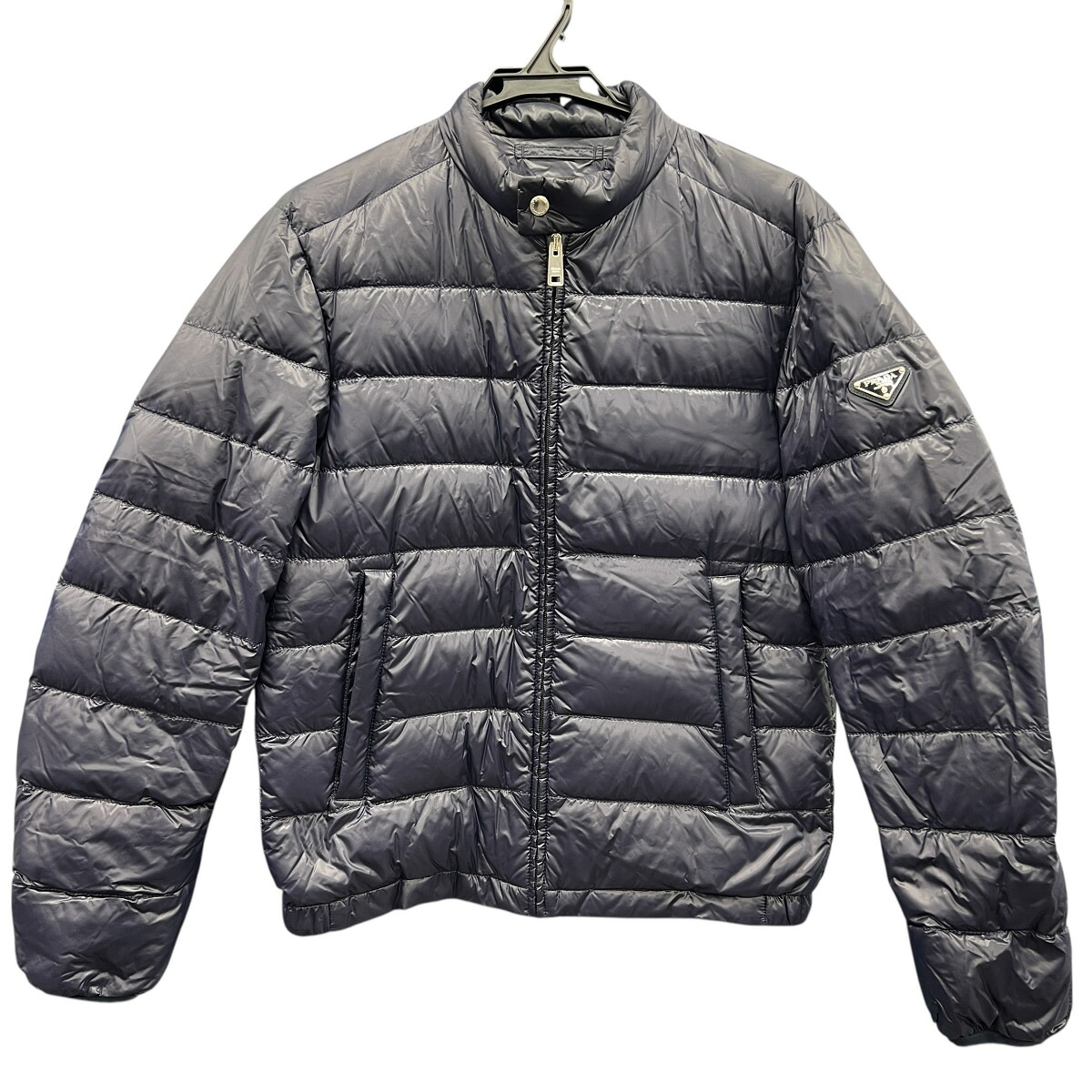 PRADA 希少 極美品 プラダ トライアングルロゴ キルティング ダウンジャケット SGA462 ポリアミド ネイビー 光沢 #46 メンズ ノーカラー 三角プレート ロゴプレート Aランク 中古 鑑定済 プラダジャケット|ラグゼル 店
