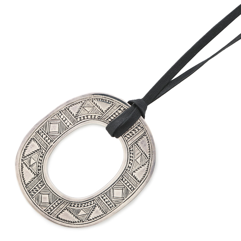 ❤お得なお品❤トゥアレグレザーネックレス ブラックｘシルバー金具 エルメス ❤お得なお品❤トゥアレグレザーネックレス ブラックxシルバー
