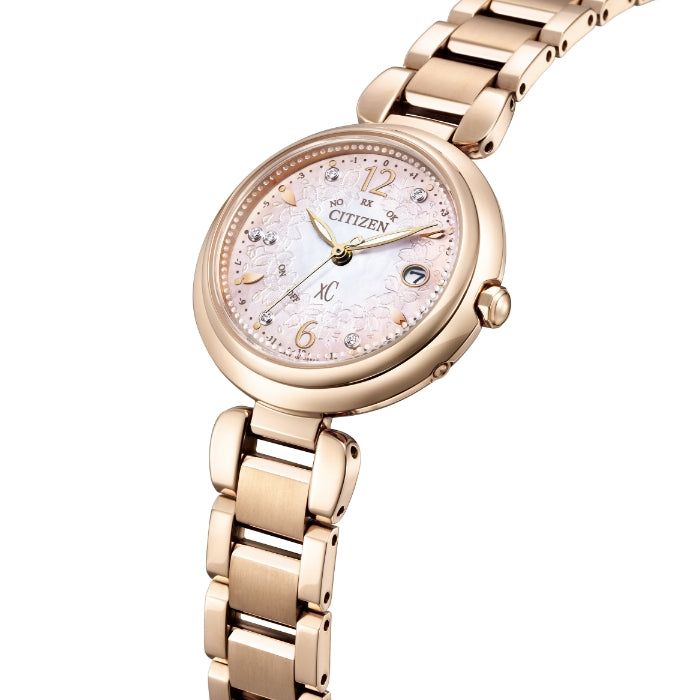 2023年3月発売モデル CITIZEN XC ES9467-62W SAKURA Limited Model スーパーチタニウム Mizu  Collection 淡いピンクグラデーション ラボグロウン・ダイヤモンド6石 エコ・ドライブ ソーラー電波 デュラテクト サクラピンク  球面サファイアガラス 白蝶貝文字板 レディス ...