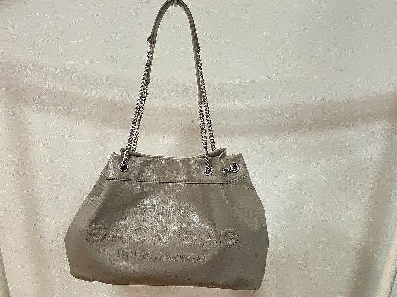 【全品ポイント10倍！要エントリー】【期間限定セール】マークジェイコブス MARC JACOBS トープ The Large Chain Sack チェーン トート ハンドバッグ Cement 251190F048110 【中古】｜ワットマン店