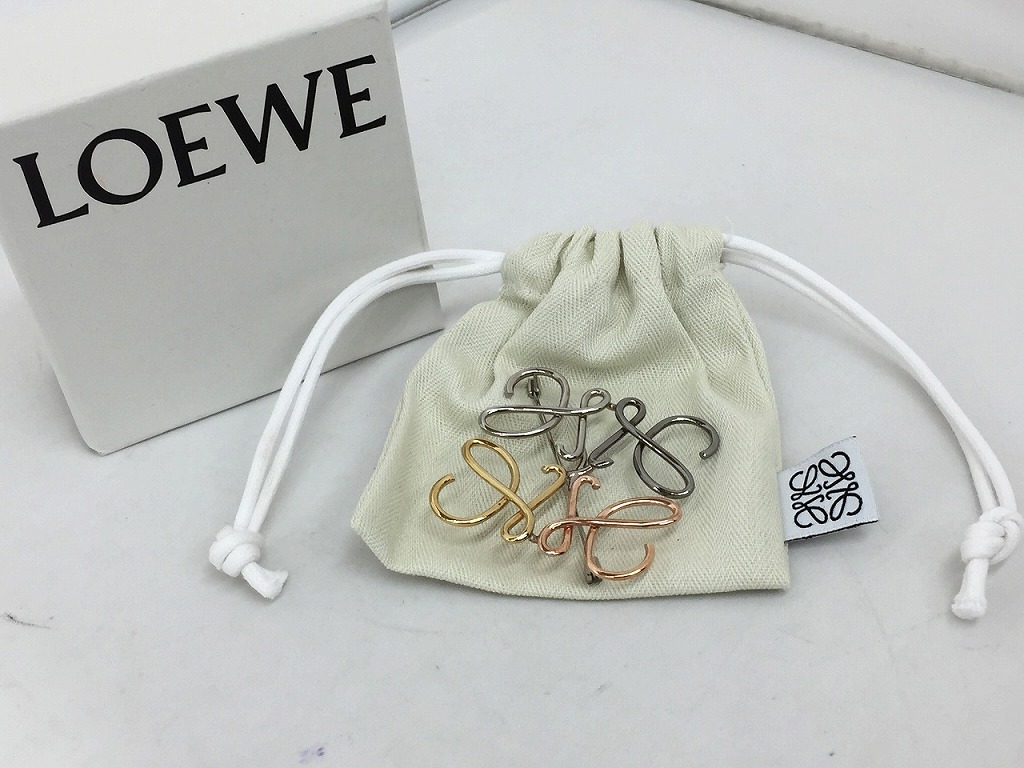 LOEWE ブローチ　4色パターン LOEWE ブローチ 4色セット - メルカリ