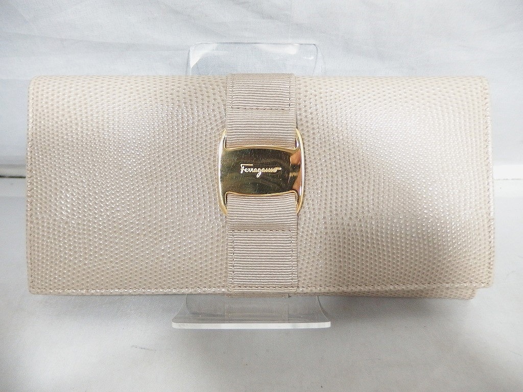 サルヴァトーレフェラガモ Salvatore Ferragamo 二つ折り長財布 ベージュ 【中古】