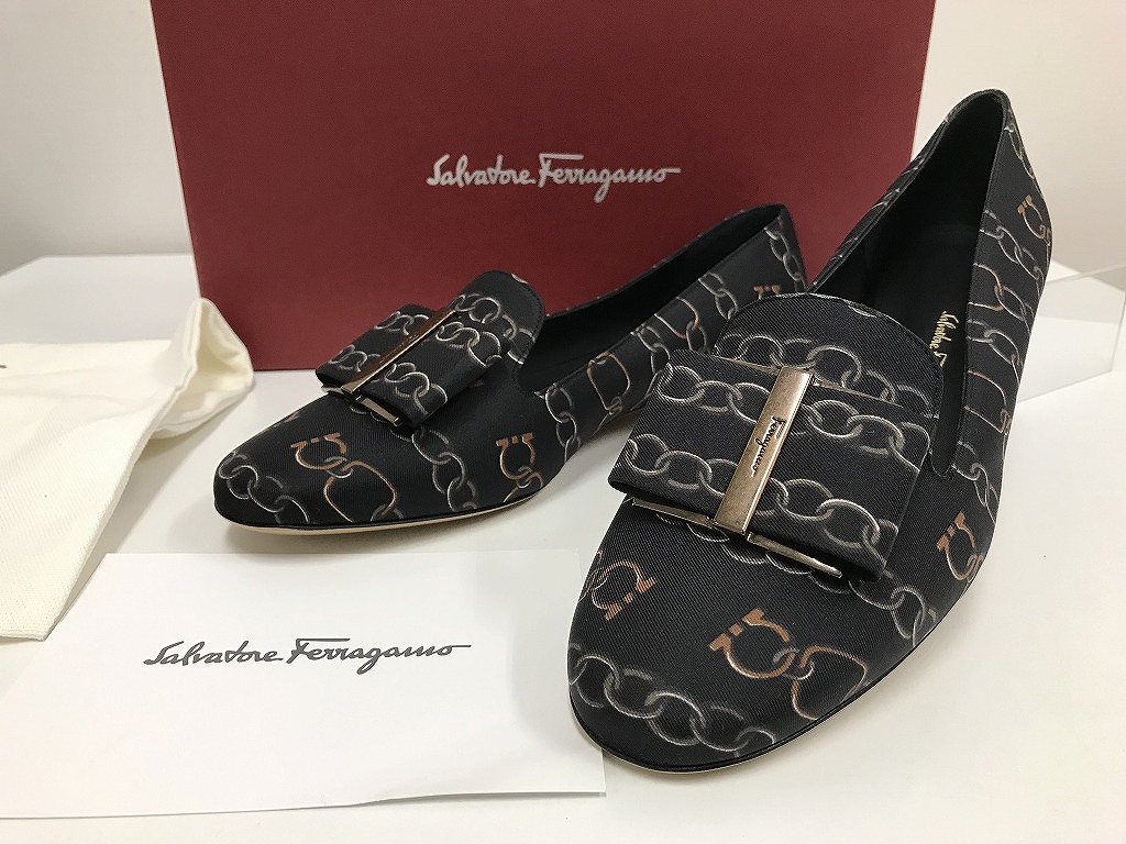 サルヴァトーレフェラガモ Salvatore Ferragamo 超美品 ガンチーニ・チェーン柄 ヴァラリボン パンプス 7・1/2D シューズ靴 【中古】