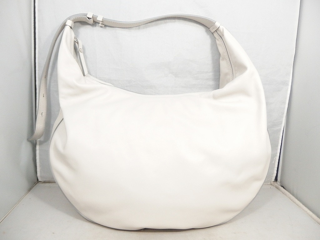 イアクッチ IACUCCI 一ショルダーバッグ 白（象牙色） 【中古】
