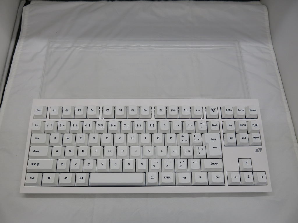 【全品ポイント10倍！】【期間限定セール】ヴァロ VARO USBゲーミングキーボード VM87HE-J-VPN 【中古】