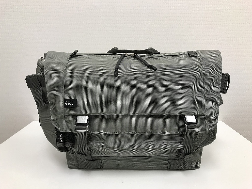 【全品ポイント10倍！】シー CIE 超美品 カジュアルでスポーティなお洒落の魅力 A4可 約13L メッセンジャーバッグ ショルダー 斜め掛け鞄 グレー 【中古】