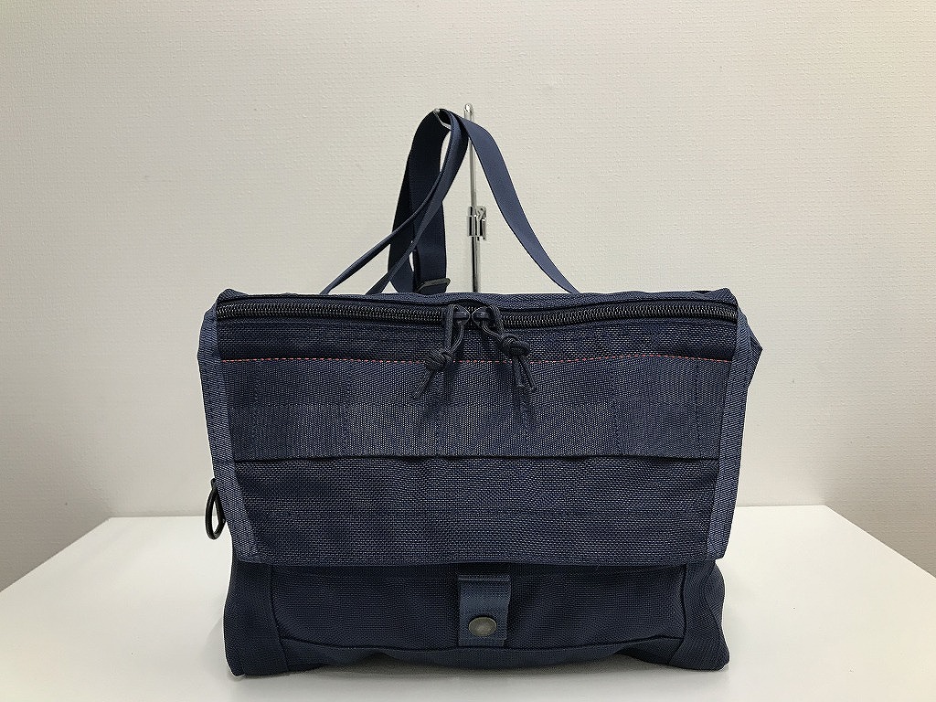 【全品ポイント10倍!要エントリー】【期間限定セール】ブリーフィング BRIEFING BEAMS PLUS別注 カジュアルでスタイリッシュなお洒落の魅力 B5可 ショルダーバッグ 斜め掛け鞄 紺 【中古】|ワットマン店