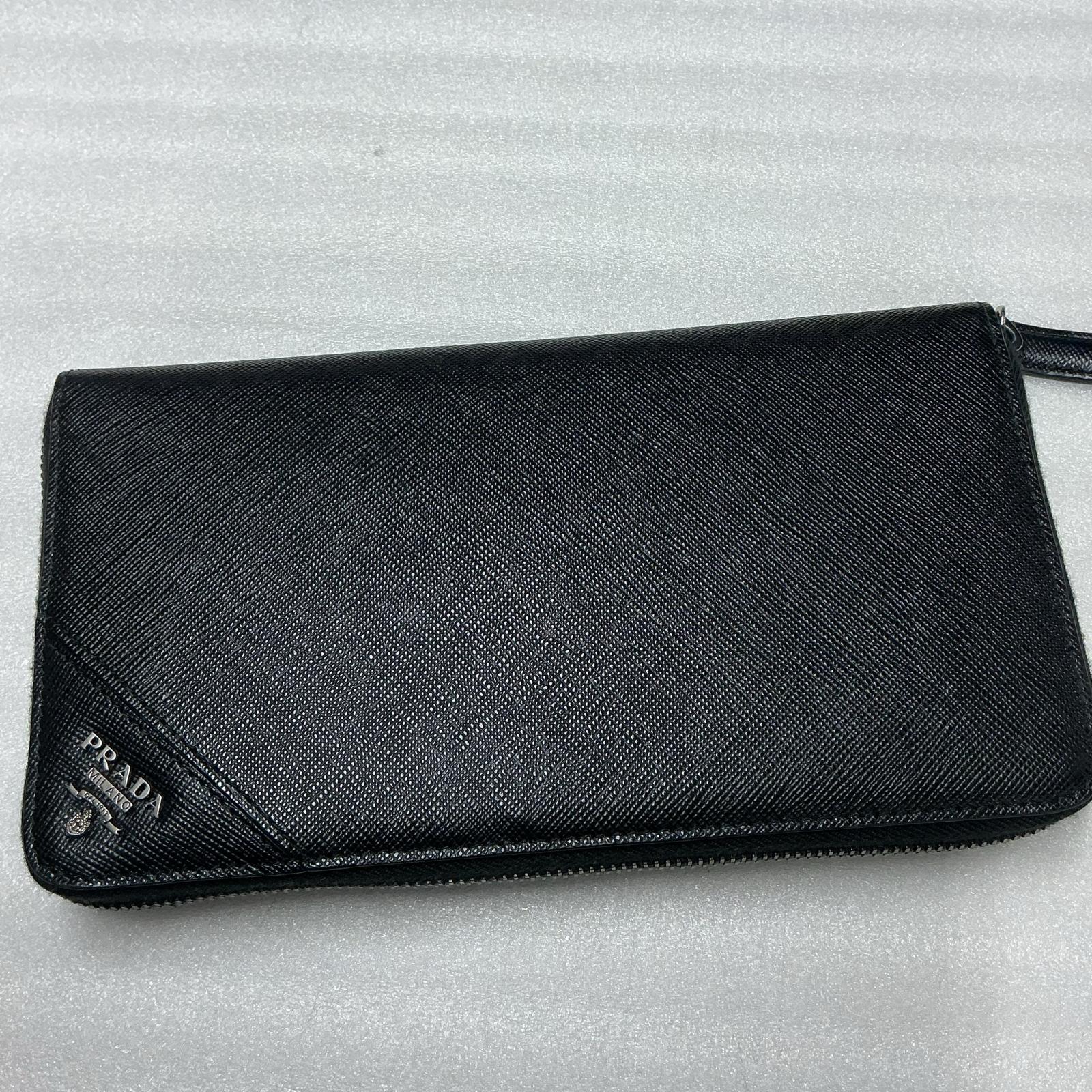 プラダ PRADA ユニ一発やる 2ML188  まとめ役  ラウンドチャック 長札入れ なめし革/金属元素 黒いこと【中古】