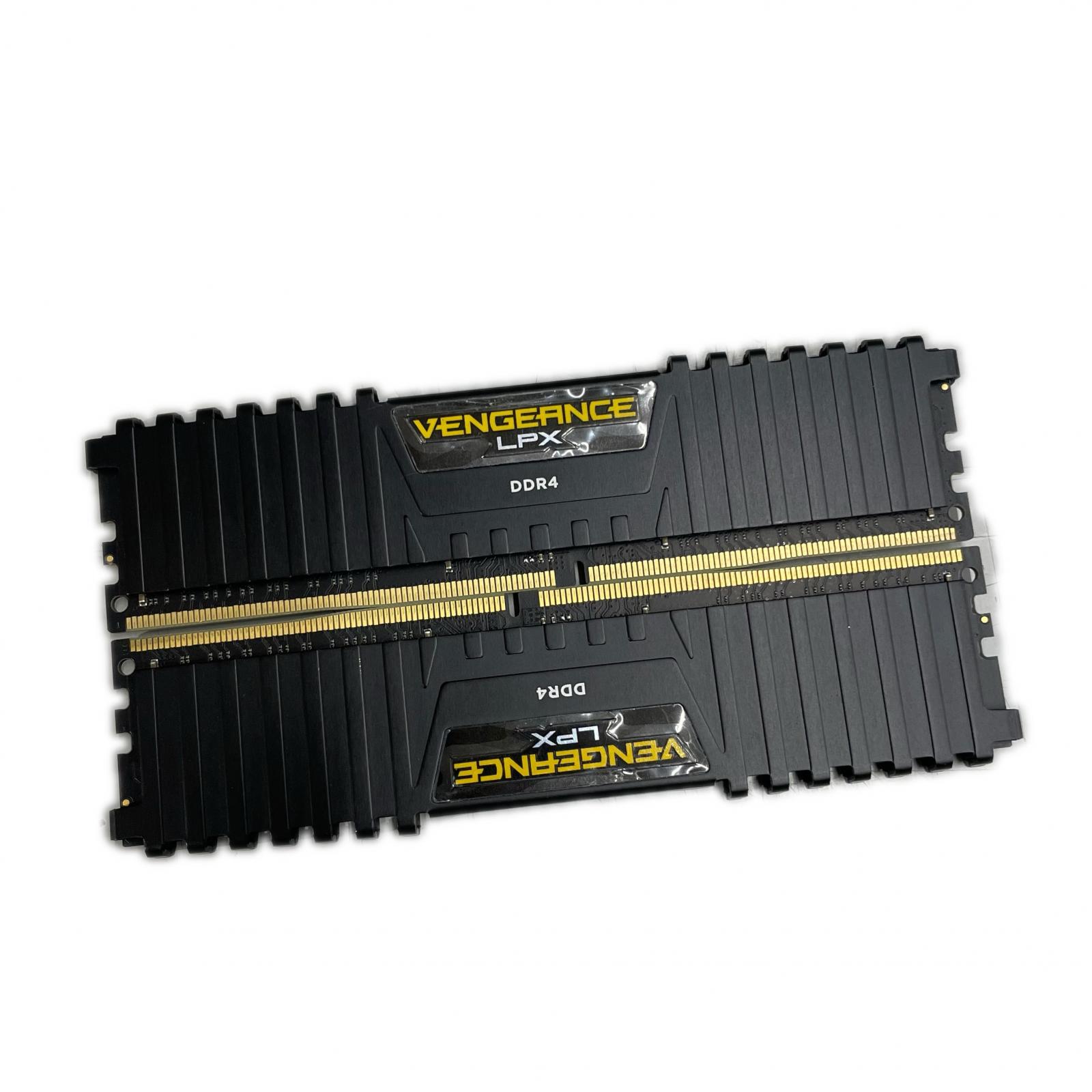 Vengeance Vengeance パソコン用記憶装置 CMK16GX4M2A2666C16 黒いこと【中古】