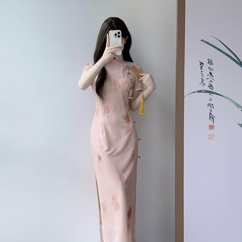 瀬戸もの御召しもの レディース 晴れ晴れしい サクラ色 タイトシルエット 若押し出し 御嬢さん お呼ばれ お上さん 瀬戸もの風 細長い切口 ロングスコート ローズ 花柄飾りつけ 相応う感 半袖 立ち襟 レトロ 女子らしい