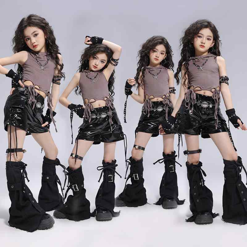 ダンス衣装 キッズ 女の子 ガールズ ジャズ ストリート ヒップホップ 廃土風 ランウェイ 舞台 ステージ 発表会 演出服 グレー フードベスト ブラック レザーショートパンツ 伸縮性