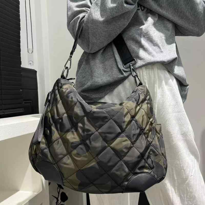 ショルダーバッグ レディース 女性用 ナイロン キルティング 中綿 大容量 斜め掛け 肩掛け 手提げ 普段使い デイリーユース 通勤 通学 おしゃれ ファッション シンプル 縦型 スクエア ファスナー開閉 内ポケット付き ブラック グリーン
