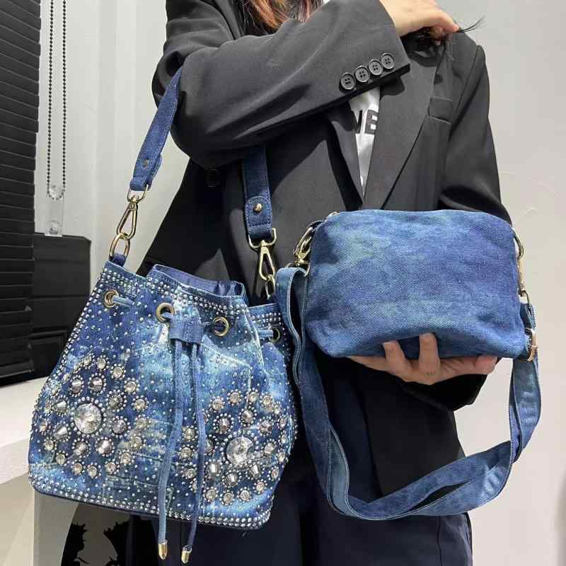 ショルダーバッグ レディース 女性用 デニム ジルコニア 花飾り 斜め掛け 肩掛け 手提げ 親子バッグ ポーチ付き 縦型 スクエア ファスナー開閉 ミドルサイズ ブルー 普段使い デイリーユース カジュアル スマホポケット付き