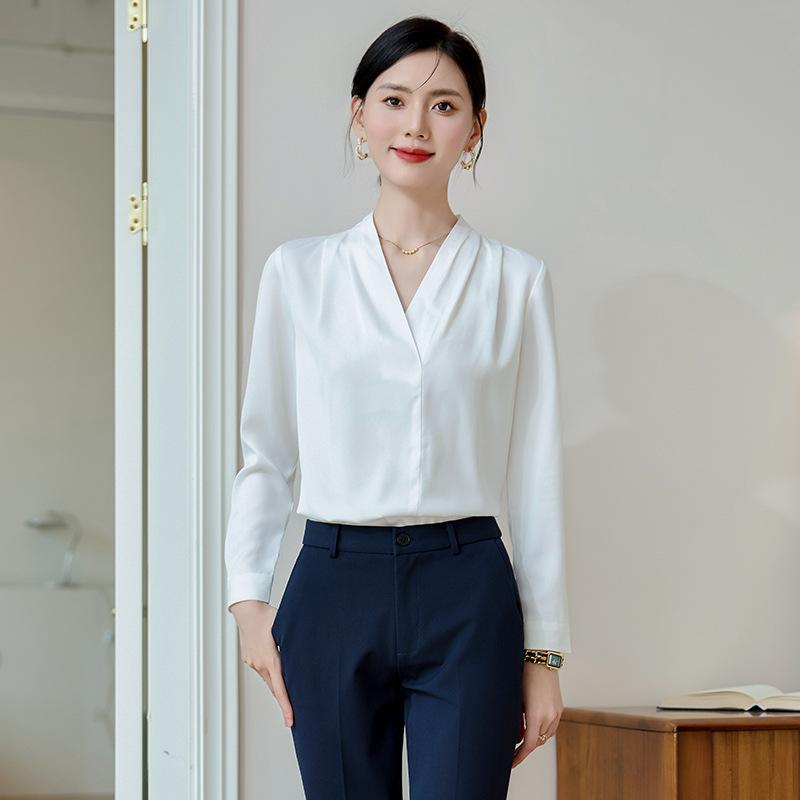 ブラウス レディース 女性用 Vネック サテン 光沢感 長袖 秋冬 オフィス ビジネス 通勤 スーツインナー フォーマル きれいめ 上品 エレガント ポリエステル スパンデックス スリム ノーアイロン ホワイト シャツ