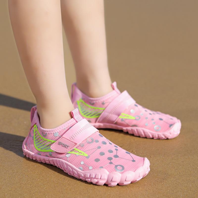 キッズ マリンシューズ 子供用 男女兼用 親子 五本指 水陸両用 沢登り ビーチサンダル 水遊び靴 排水 速乾 防滑 軽量 通気性 アウトドア ウォーターレジャー 春夏秋 4,395円
