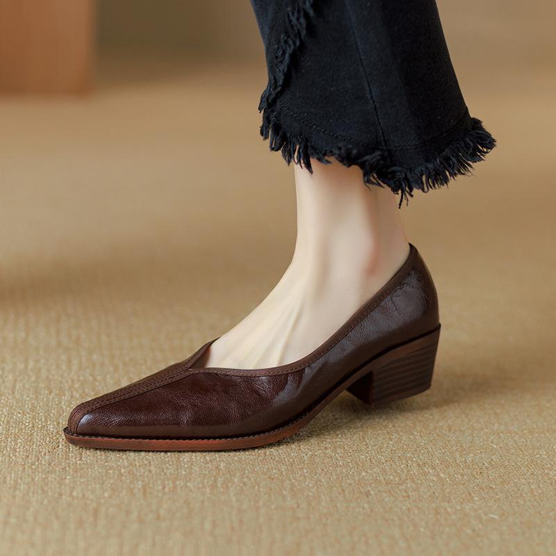 パンプス レディース 羊革 ポインテッドトゥ Vはね除ける スリッポン チャンキーヒール 真っただ中踵 レトロ 古典派音楽 通い用 普段使い走り 無地 黒いこと 赤銅色 浅口 置き目はね除ける 牛筋沓底 豚革
