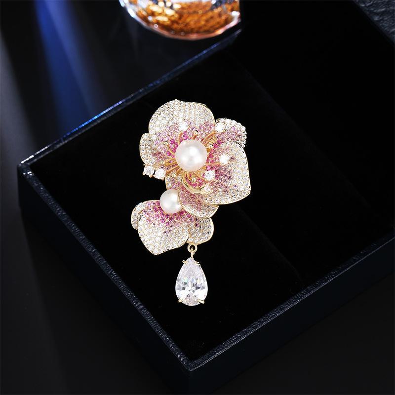 ブローチ レディース 高級感 ジルコニア 天然パール カメリア 花 コサージュ グラデーション エレガント 上品 スーツ コート 胸飾り ピンブローチ