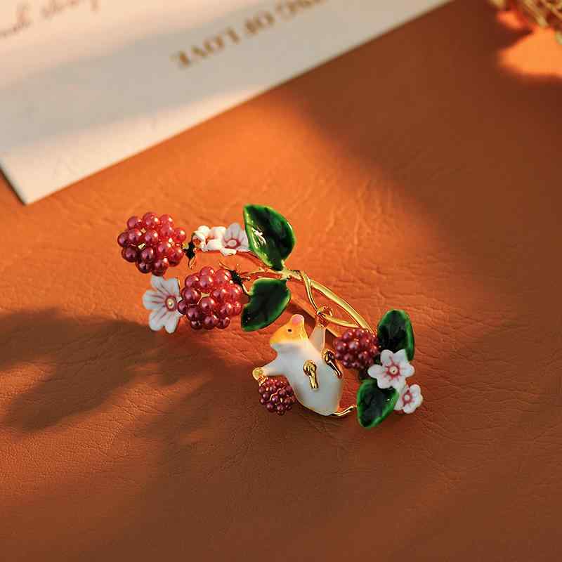 ブローチ エナメル加工 ブドウ リス シマリス クランベリー 植物モチーフ かわいい 個性的 銅合金 電気メッキ加工 上品 アクセサリー ワンポイント 普段使い