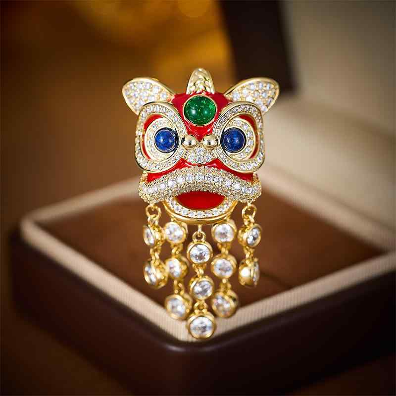 ブローチ レディース 中国風 琺瑯 獅子モチーフ タッセルペンダント 高級感 レトロ アンティーク 上質 ピン コート ジャケット ファッション小物 アクセサリー 電気メッキ加工 銅製 ゴールド 春夏 装飾 プレゼント 贈り物 4,194円