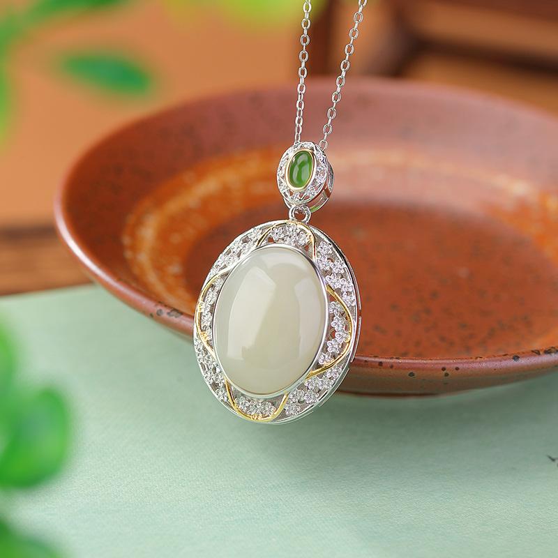 ペンダント S925純銀 和田白玉 碧玉 梅の花 フラワーモチーフ 透かし彫り 精巧な透かし細工 繊細なデザイン 上品な輝き レトロ クラシカル 高級感 普段使い