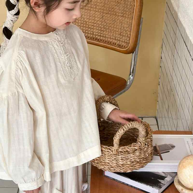 シャツ 女の子 ジュニア 小学生 中学生 ガールズ ブラウス 白 オフホワイト アイボリー 綿麻 コットン リネン 柔らかい ソフト 丸首 ラウンドネック 長袖 ゆったり ルーズ カジュアル 普段使い 通学 春秋 韓国風 トレンド