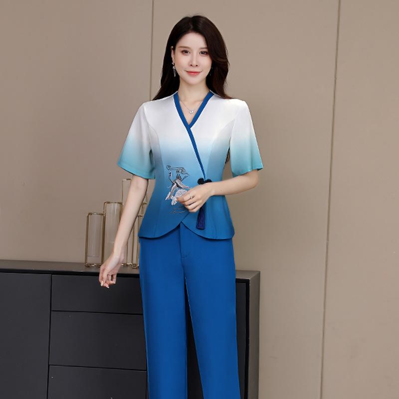 制服 レディース エステティシャン セラピスト 美容師 ホテル フロント スパ サウナ フットケア ユニフォーム エレガント 細見え ポリエステル 上下セット セットアップ ロングパンツ 五分袖 秋冬 ブルー 青