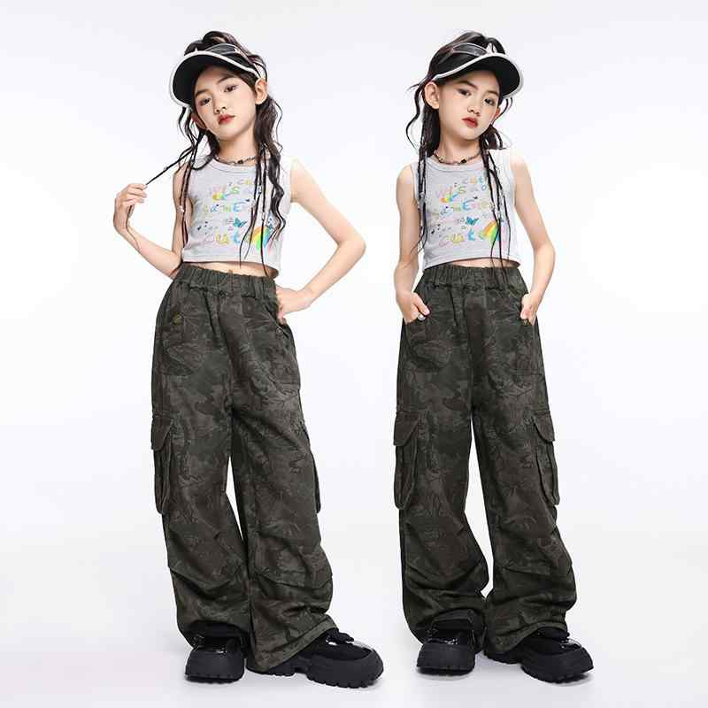 キッズ 女の子 ダンス 衣装 ジャズダンス ストリート ヒップホップ セットアップ パフォーマンスウェア 発表会 ステージ イベント 練習着 綿 コットン 柔らかい肌触り 韓国風ファッション ロゴ プリント 上下セット ベスト パンツ ライトグレー 迷彩