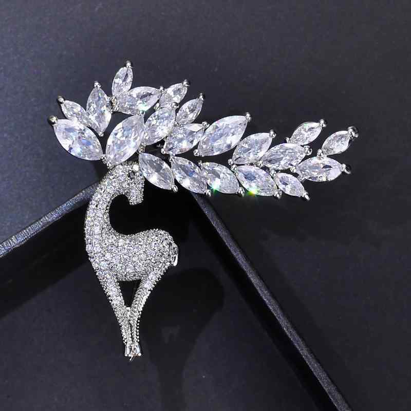 ブローチ レディース クリスマス 小鹿 ジルコニア マイクロパヴェ 韓国風 エレガント 上品 シンプル 高見え 銅製 シルバー ゴールド 冬 フォーマル パーティー カジュアル 普段使い コート ジャケット アウター ピンブローチ