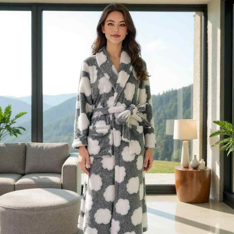 ガウン レディース 女性用 バスローブ パジャマ ルームウェア 部屋着 ビッグシルエット ゆったり 大きいサイズ 雲柄 ジャカード織り 厚手 あったか 保温 快適 リラックス 外出可能 ワンマイルウェア 秋冬 ポリエステル 襟付き グレー
