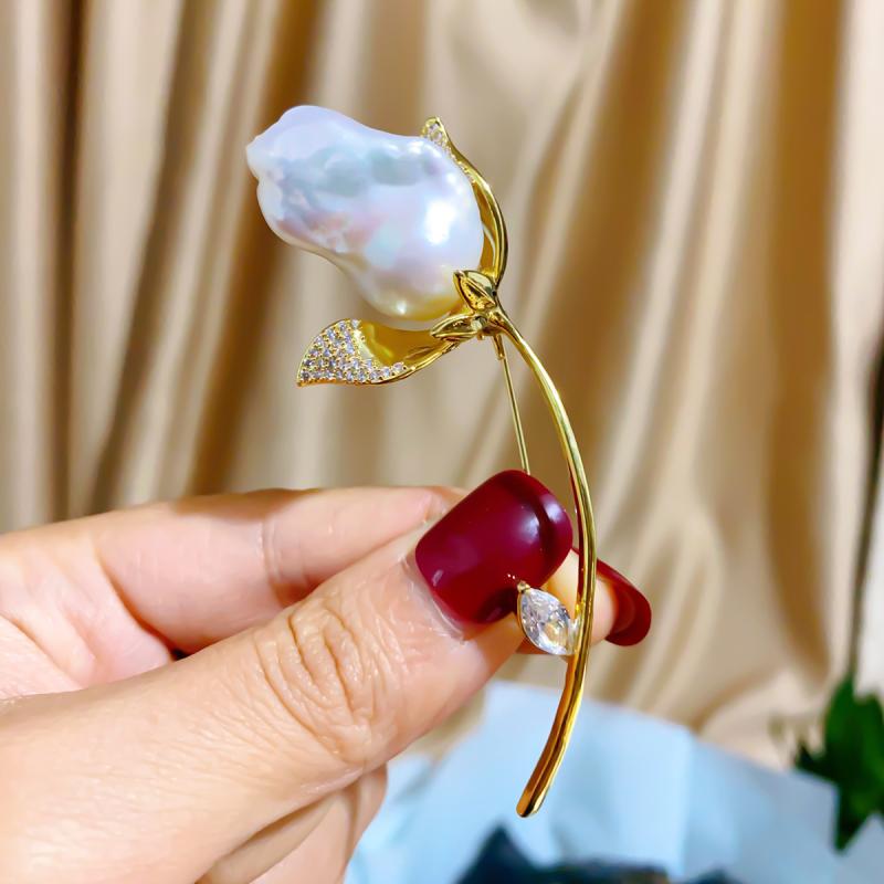 ブローチ 男女兼用 バロックパール 異形 バラ チューリップ 花モチーフ 上品 高級感 スーツ コート ジャケット ピン 韓国風 多機能 装飾品 銅製 電気メッキ加工