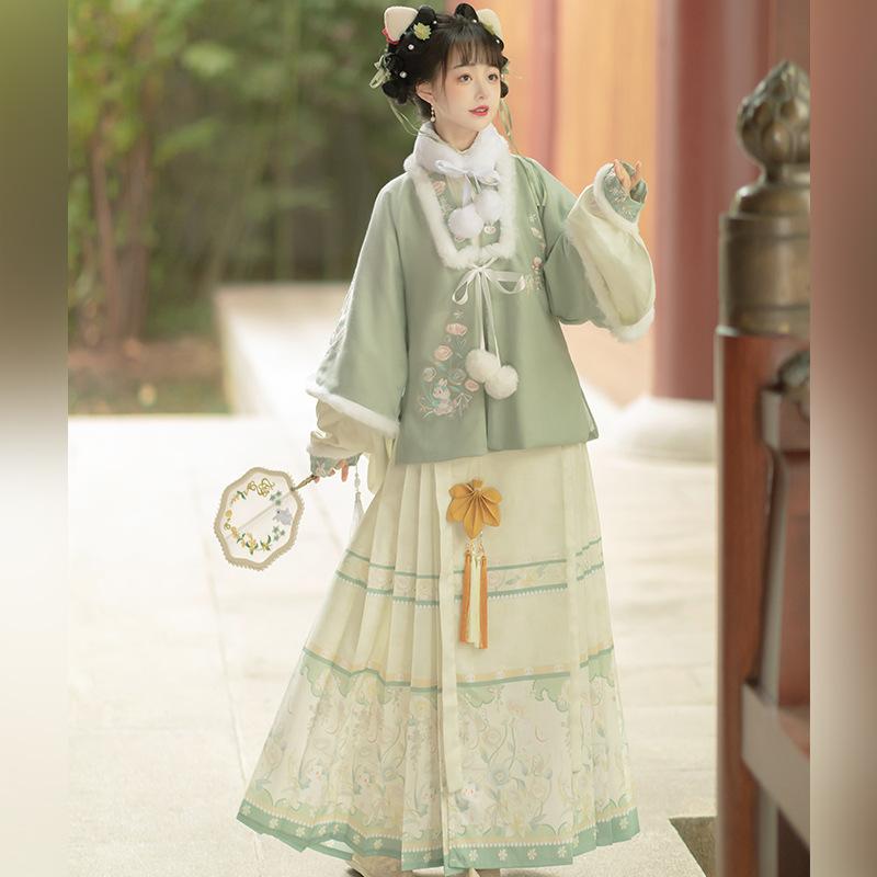 漢服 レディース 大人用 明代風 合わせ襟 立ち襟 刺繍 羽織り 琵琶袖 ラビット風ファー 馬面スカート プリーツ 3点セット お正月 晴れ着 新年 秋冬 ポリエステル