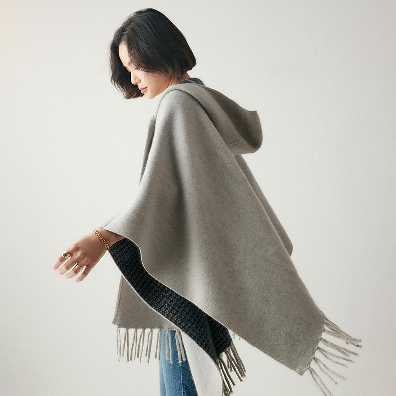 ポンチョ レディース カシミール リヴァーシブル ボンネット付き添い人 肩かけ ケープ マント 開襟 フリンジ もの柔らかな ホンブルグ帽 朦々たる あったか ゆったり 伸び伸びする 今めかしい 心地よい 保温 体型押しかぶせる 秋冬